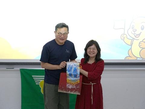 「中國醫藥大學」學務長與「亞州大學」學務長紀念品致贈儀式(調色過).jpg